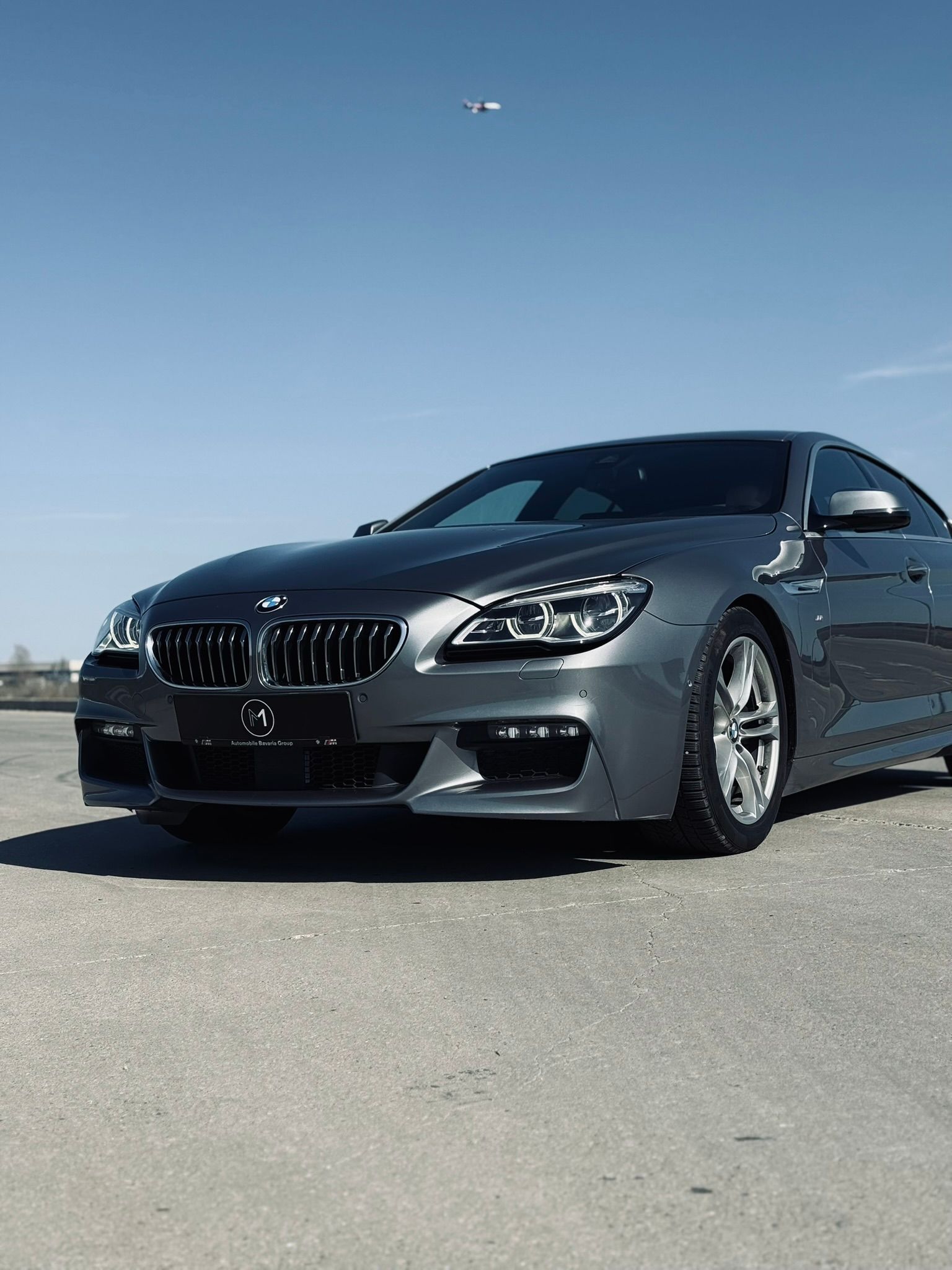 BMW Seria 6 Gran Coupé gri, față trei sferturi cu emblemă M