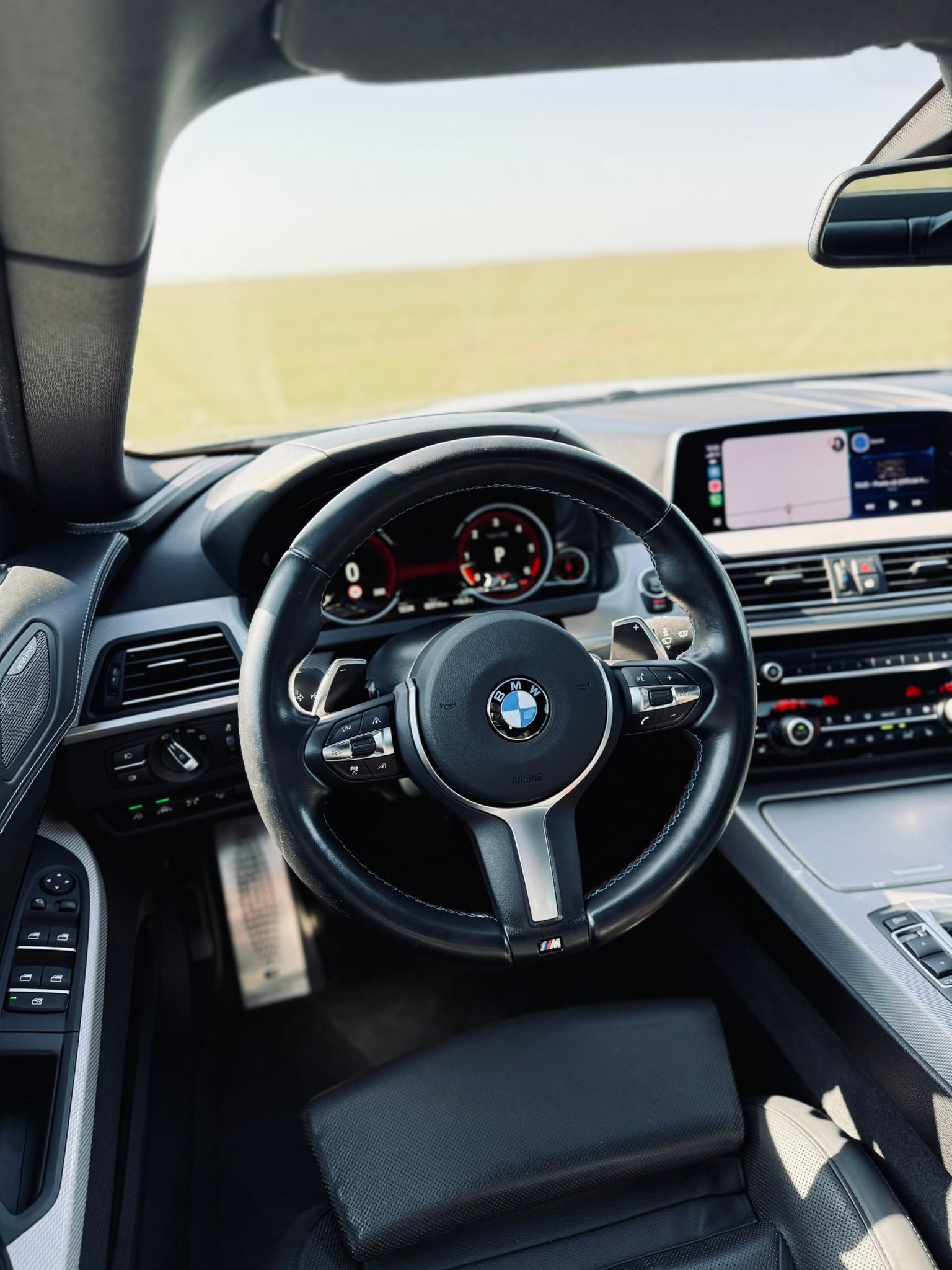 Habitaclu BMW Seria 6 Gran Coupé, volan M Sport și bord digital, Navigație Profesională CarPlay