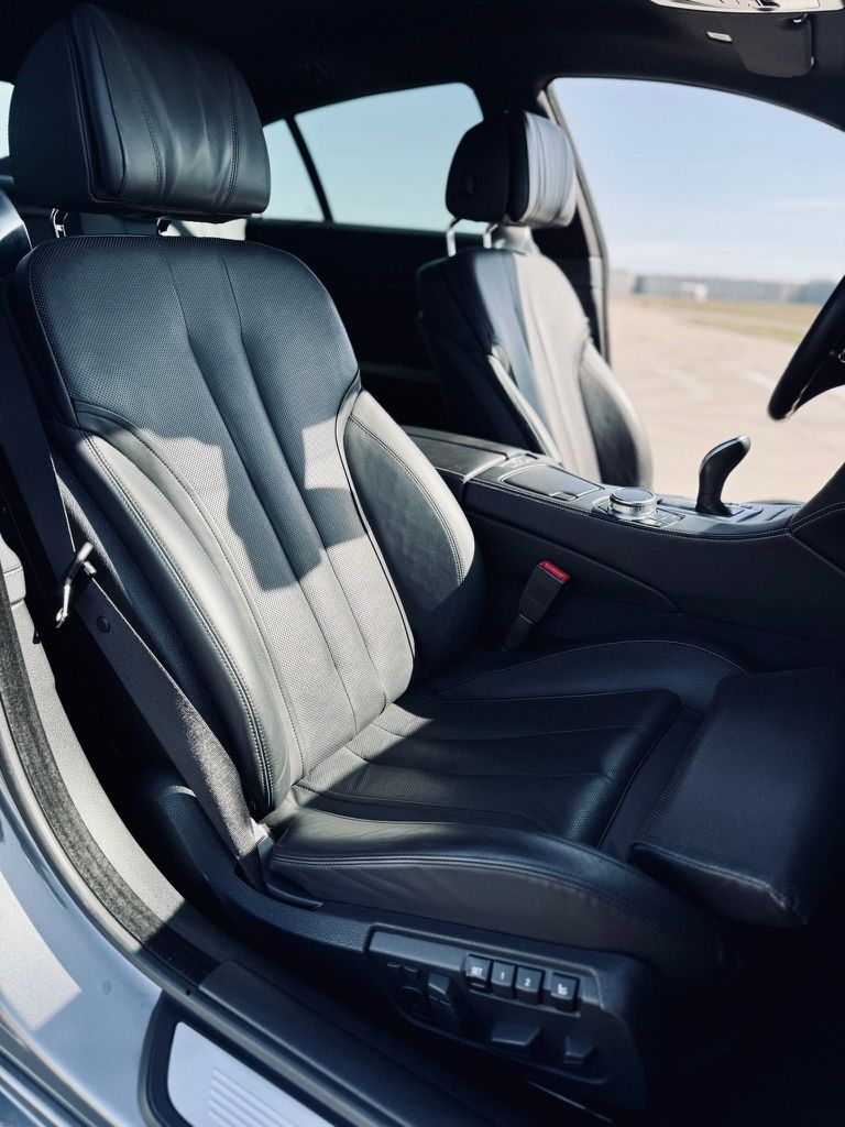 Scaun pasager, ușă deschisă, BMW Seria 6 Gran Coupé gri