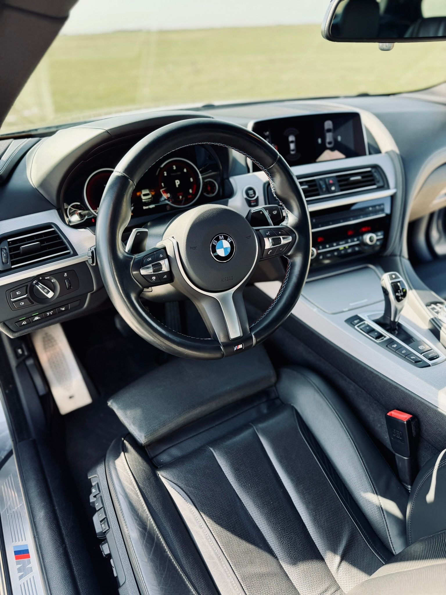 Scaun șofer, ușă deschisă, BMW Seria 6 Gran Coupé gri, senzori parcare, navigație