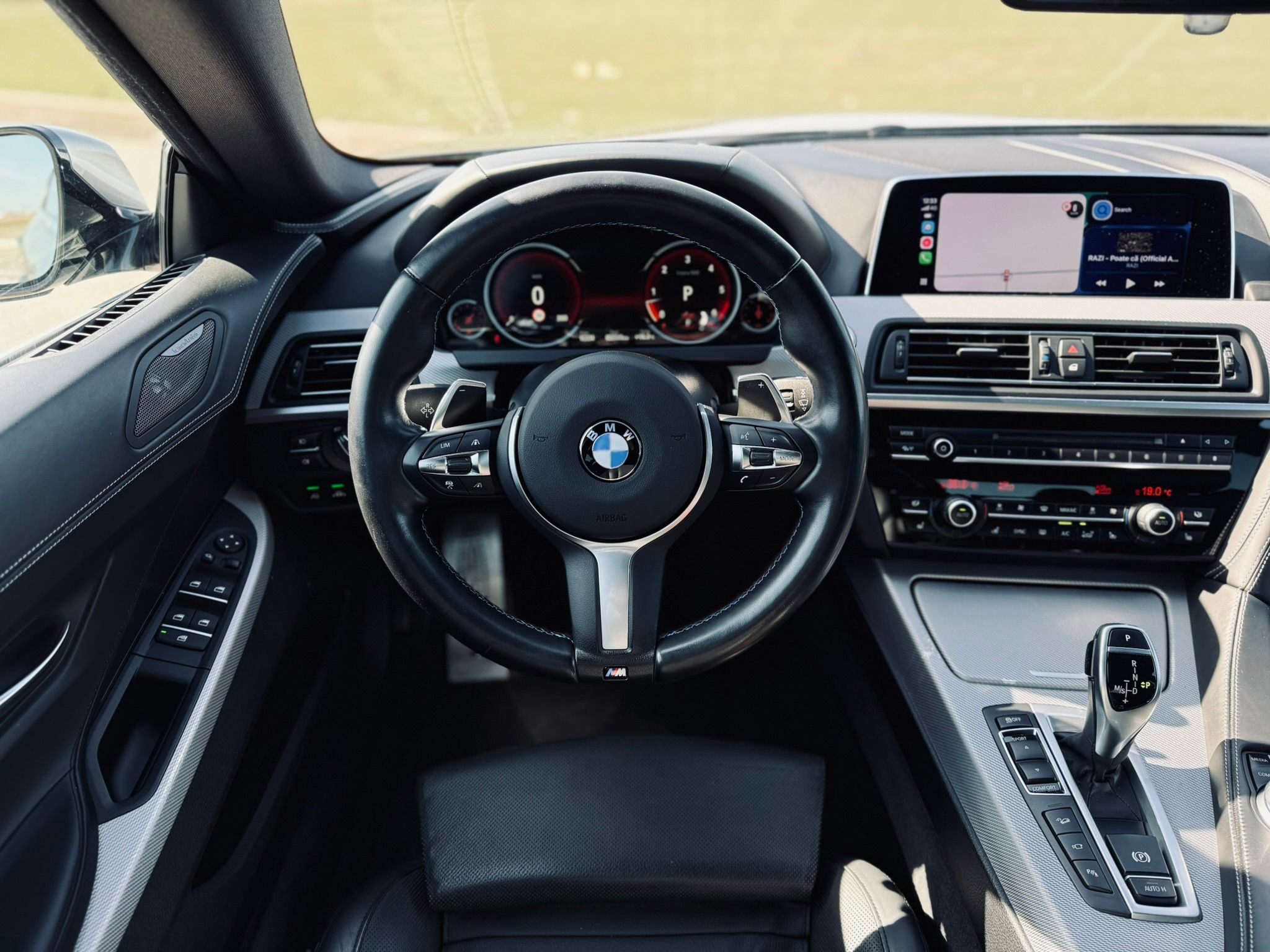 Vedere cockpit BMW Seria 6 Gran Coupé gri, navigație Profesională NBT Evo CarPlay
