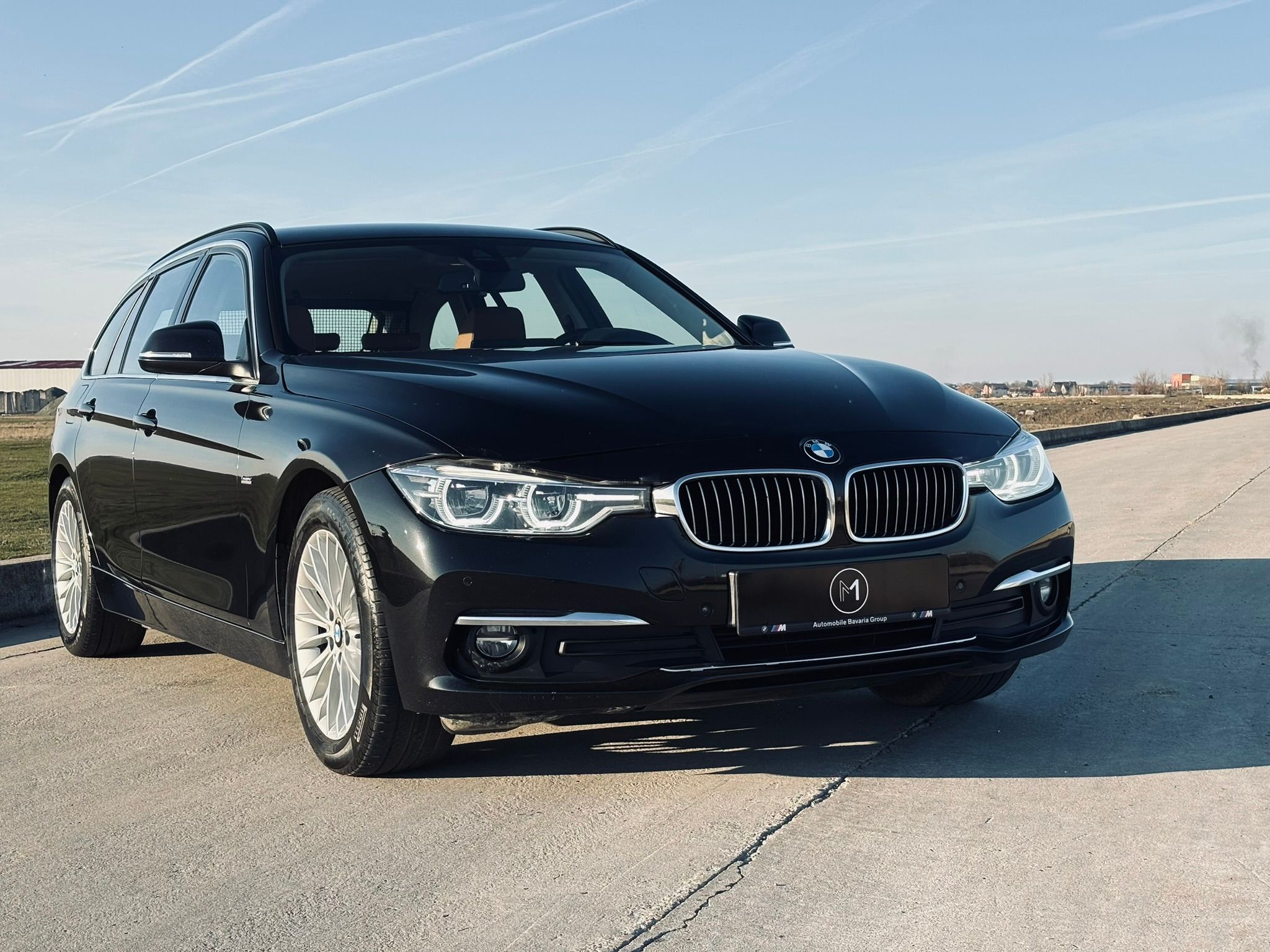 BMW Seria 3 Luxury Negru, vedere față trei sferturi,