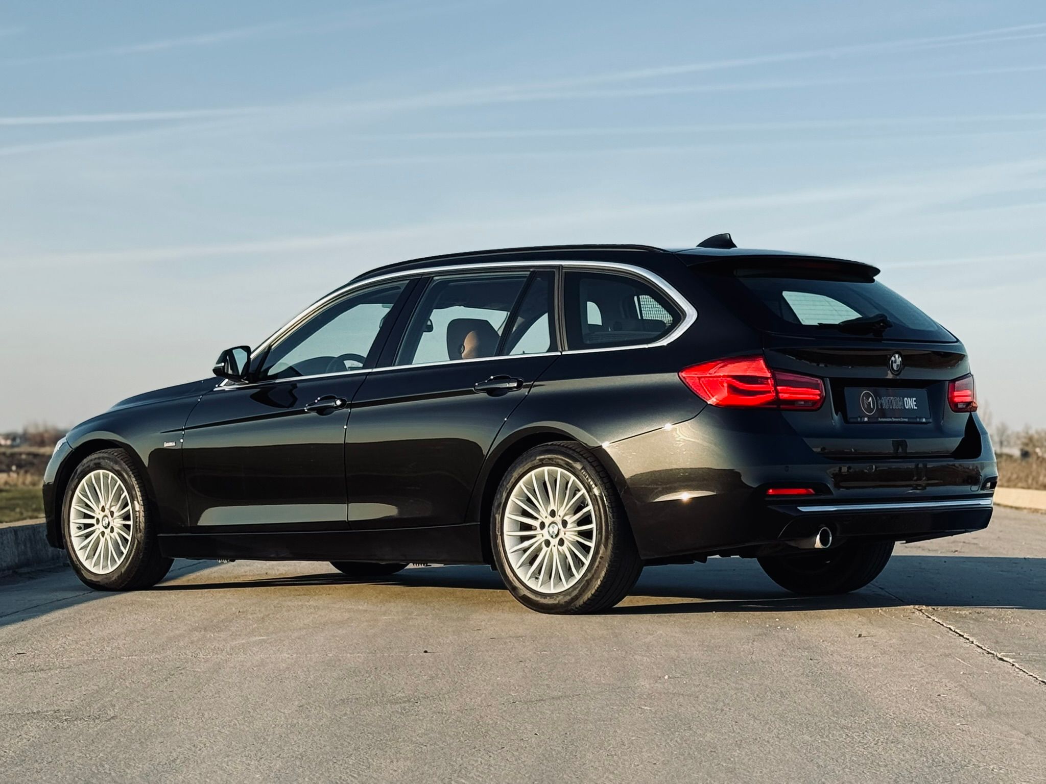 BMW Seria 3 Luxury Negru, vedere spate trei sferturi,
