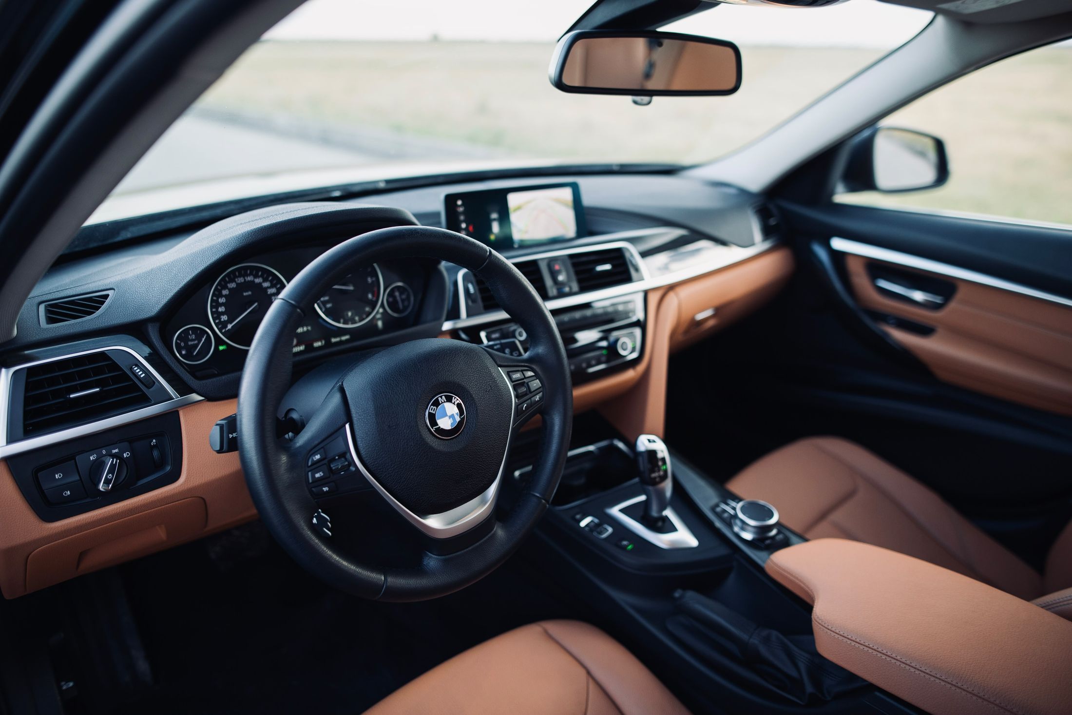 Vedere interior volan și scaun șofer BMW Seria 3 Luxury, piele dakota cognac