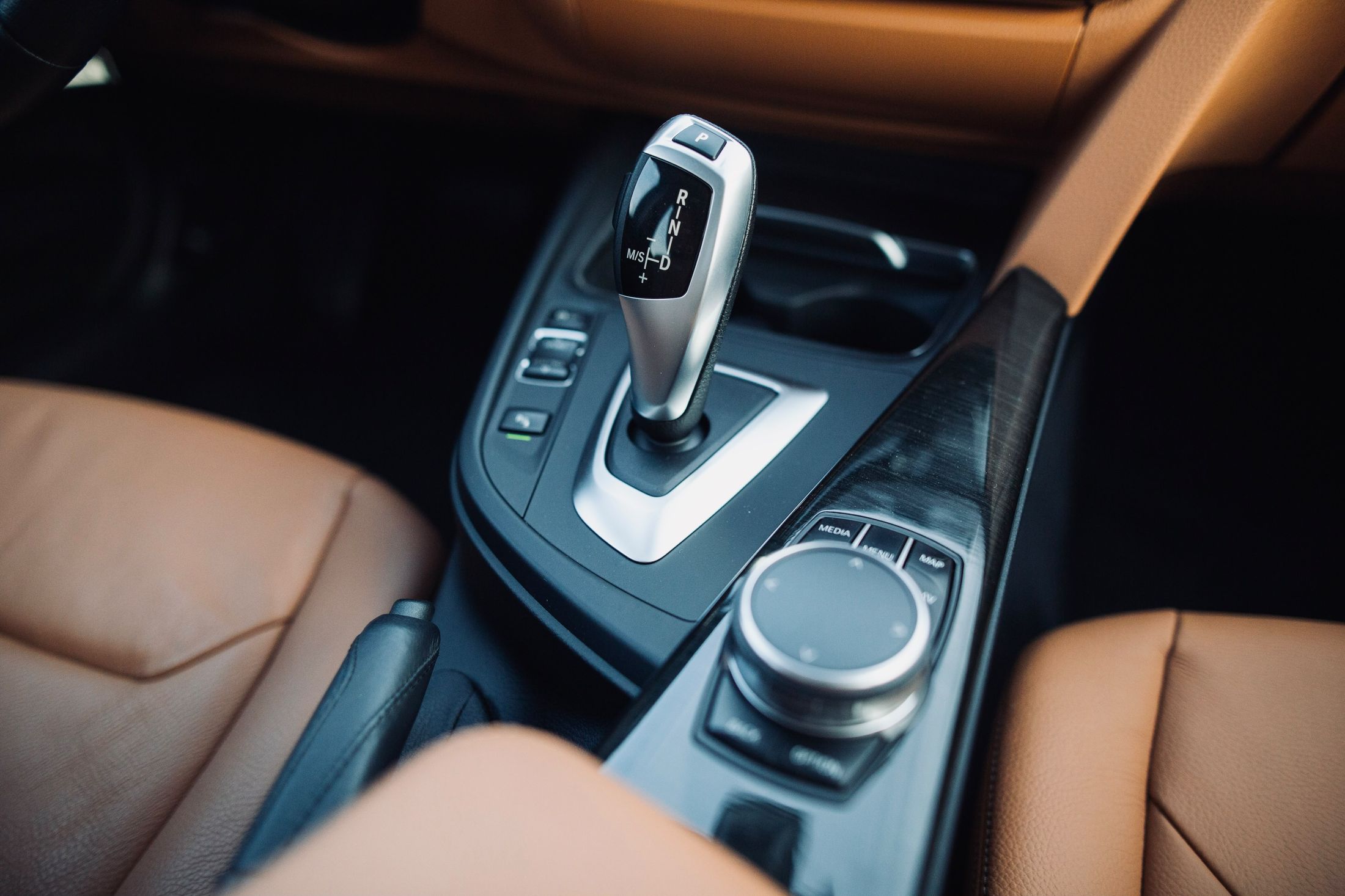 Vedere interior joystick iDrive și schimbător automat, BMW Seria 3 Luxury, piele dakota cognac