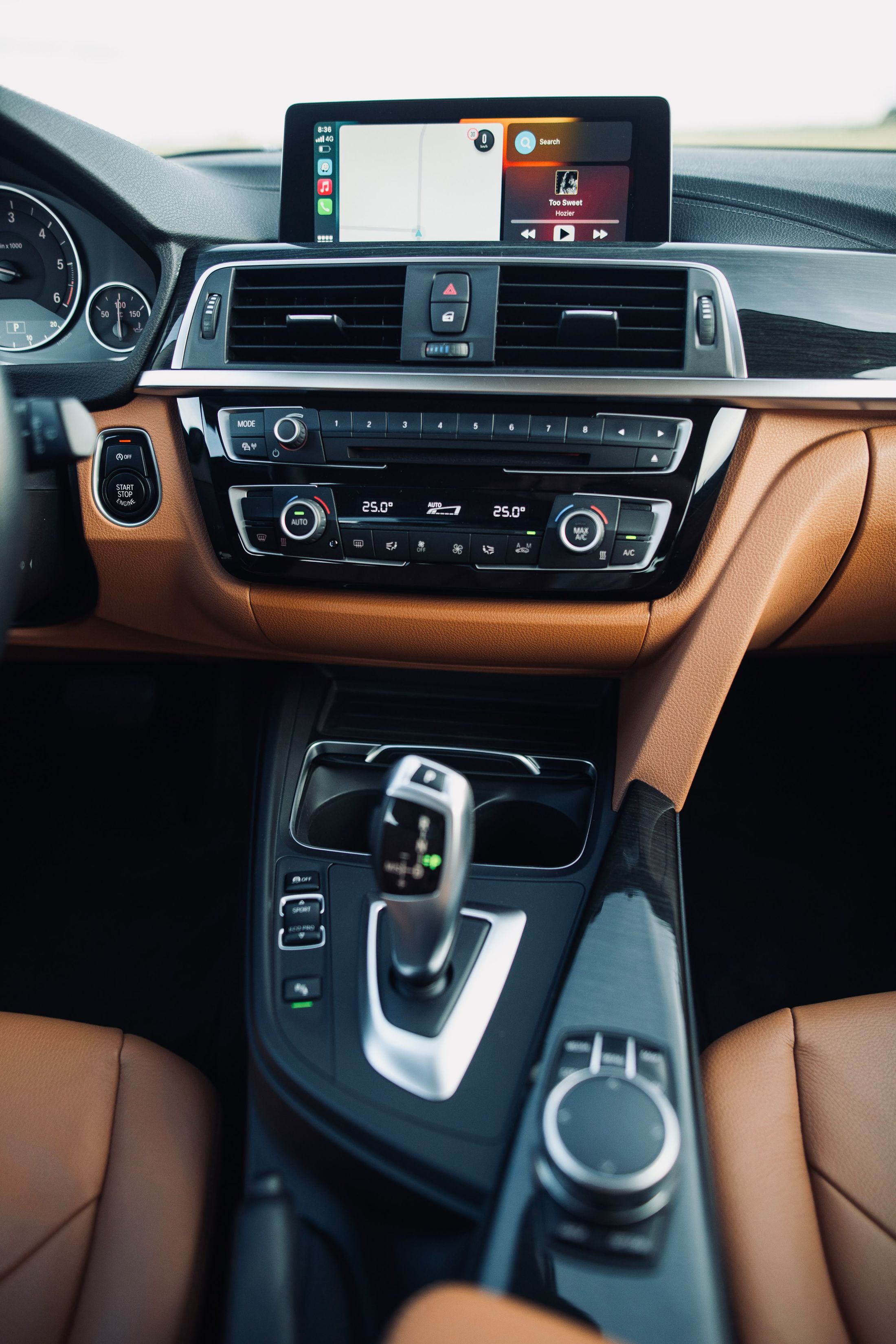 Vedere interior, navigație profesională cu CarPlay, joystick iDrive și schimbător automat, radio cu CD, BMW Seria 3 Luxury, piele dakota cognac