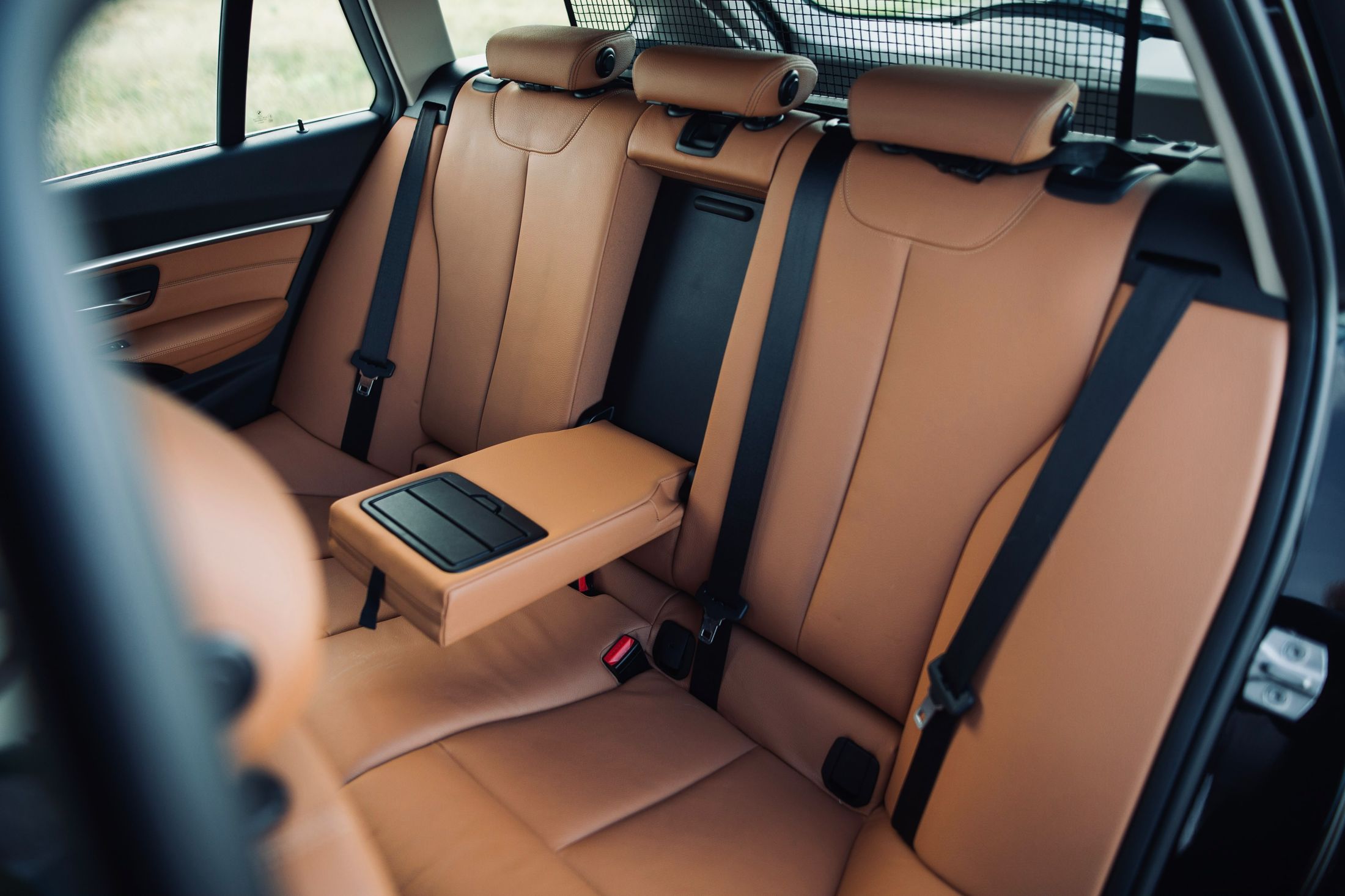 Vedere interior banchetă spate, cotieră cu trapă skiuri, separator portbagaj tip plasă BMW Seria 3 Luxury, piele dakota cognac
