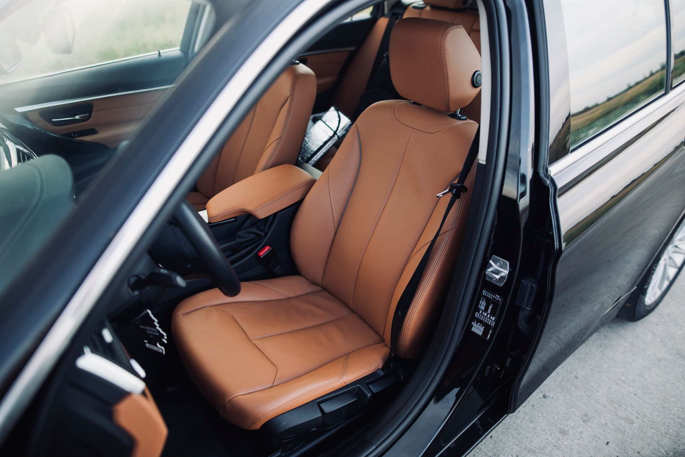 Vedere interior scaun șofer BMW Seria 3 Luxury, piele dakota cognac