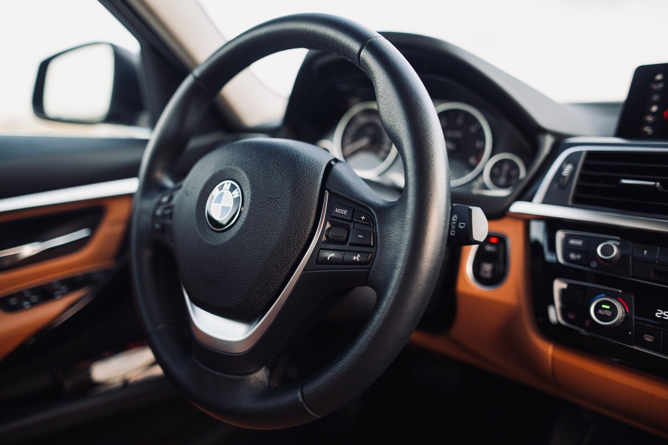 Vedere interior volan BMW Seria 3 Luxury, piele dakota cognac