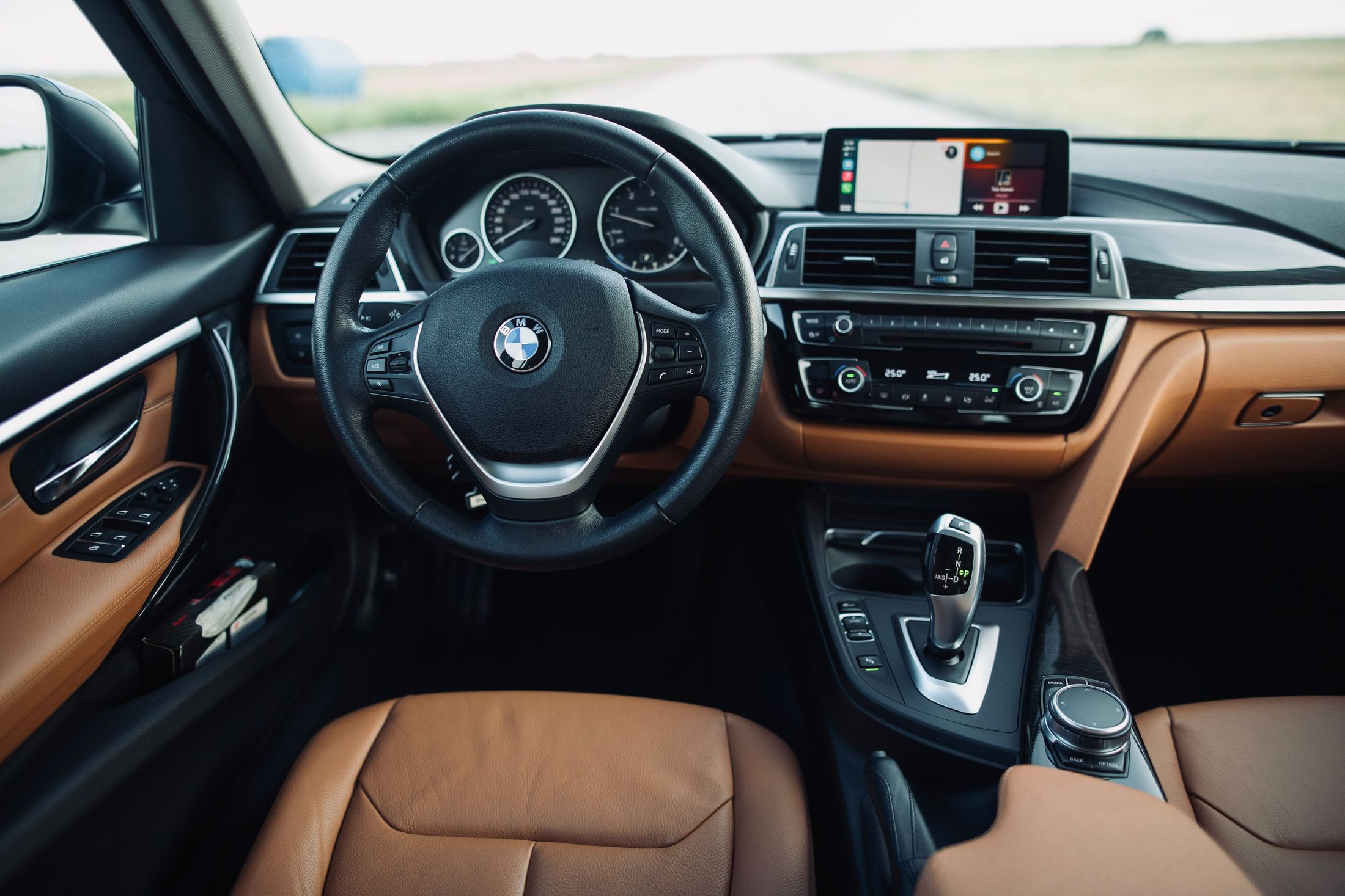 Vedere cockpit BMW Seria 3 Luxury, Navigație Profesională cu CarPlay