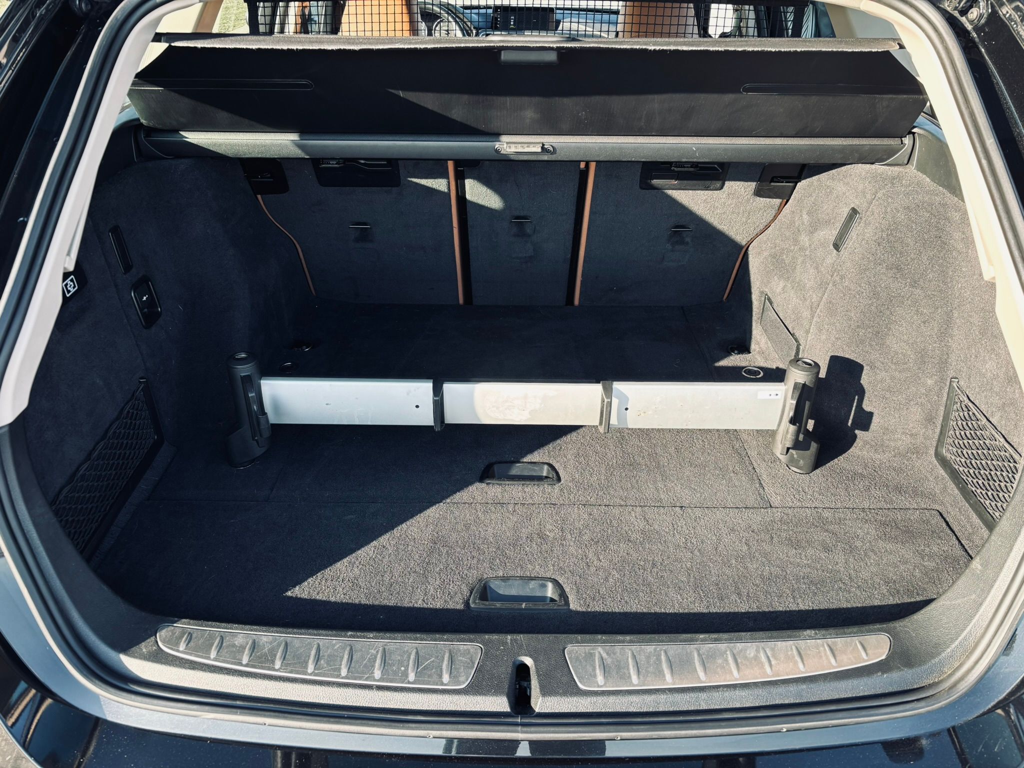 Interior portbagaj cu protecție bagaje ridicată și separator bagaje anti-alunecare BMW Seria 3 Luxury