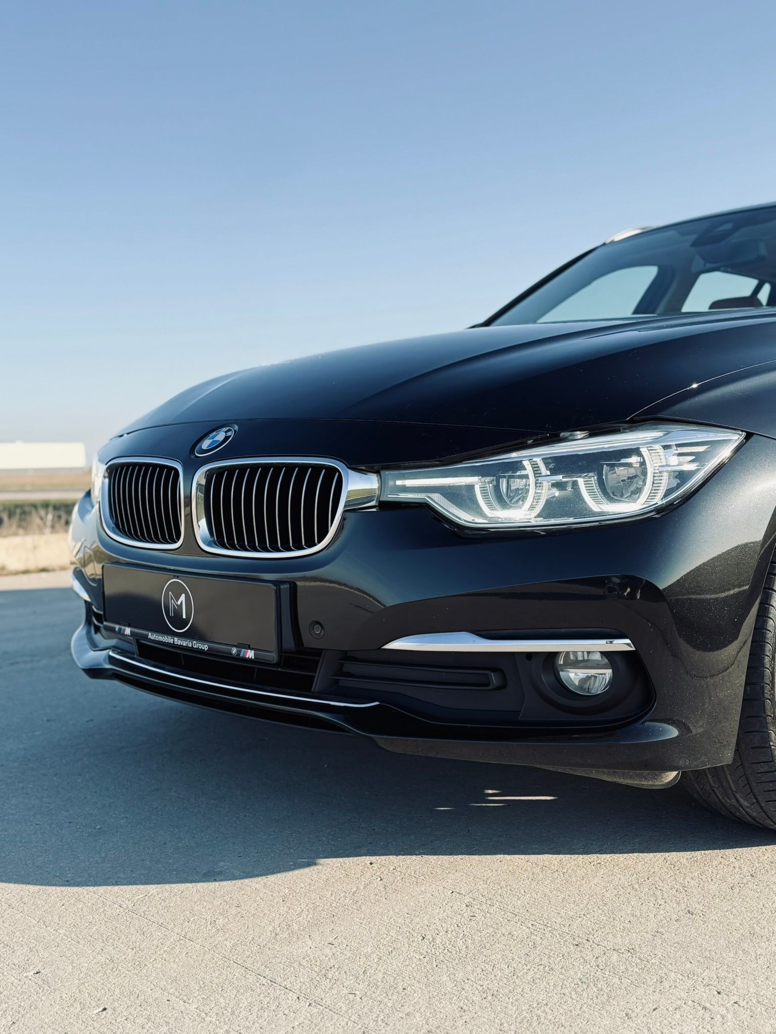 BMW Seria 3 Luxury Negru, vedere față semi profil, faruri led