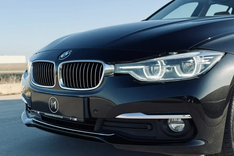 BMW Seria 3 Luxury Negru, vedere față semi profil, faruri led