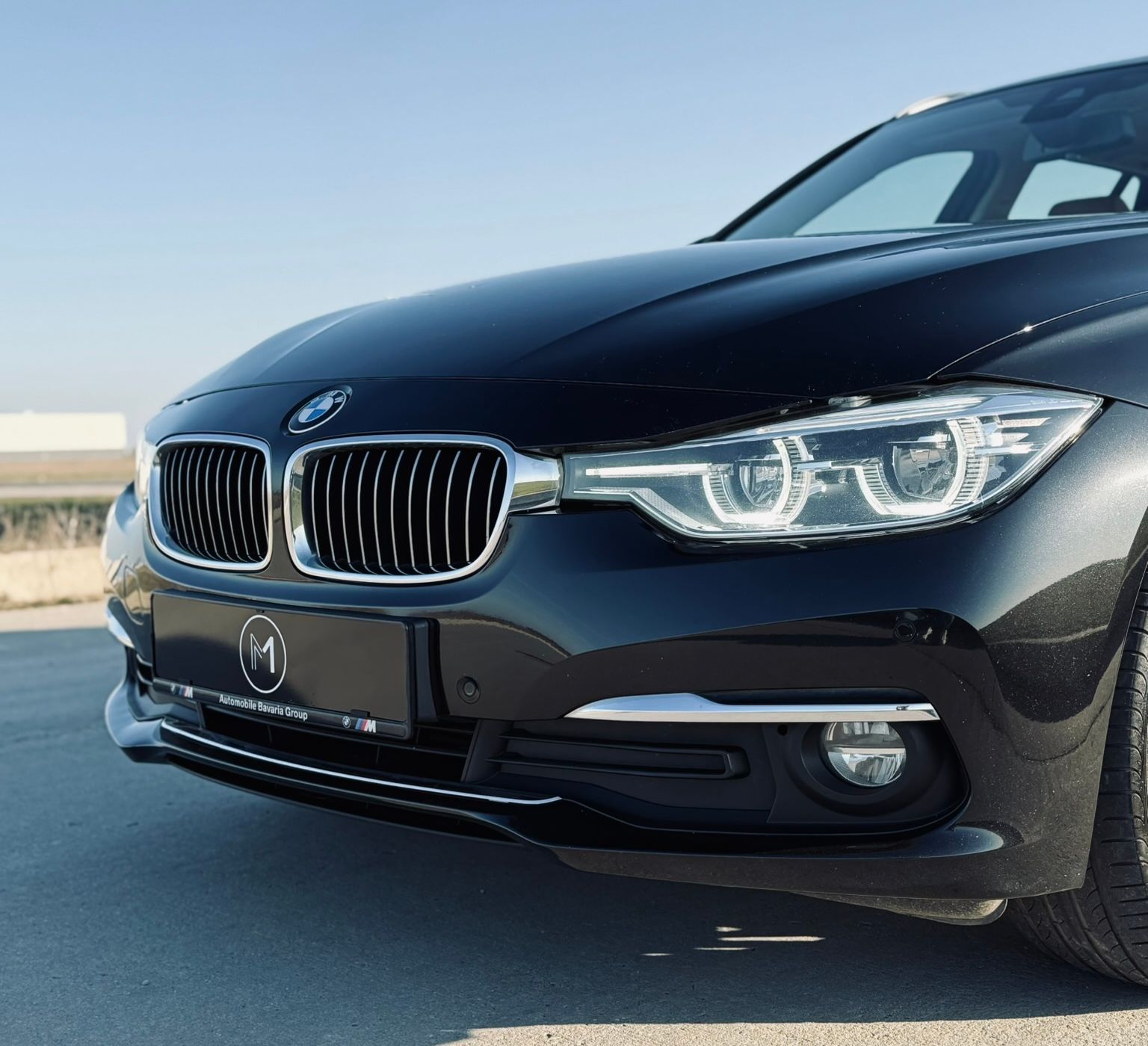 BMW Seria 3 Luxury Negru, vedere față semi profil, faruri led
