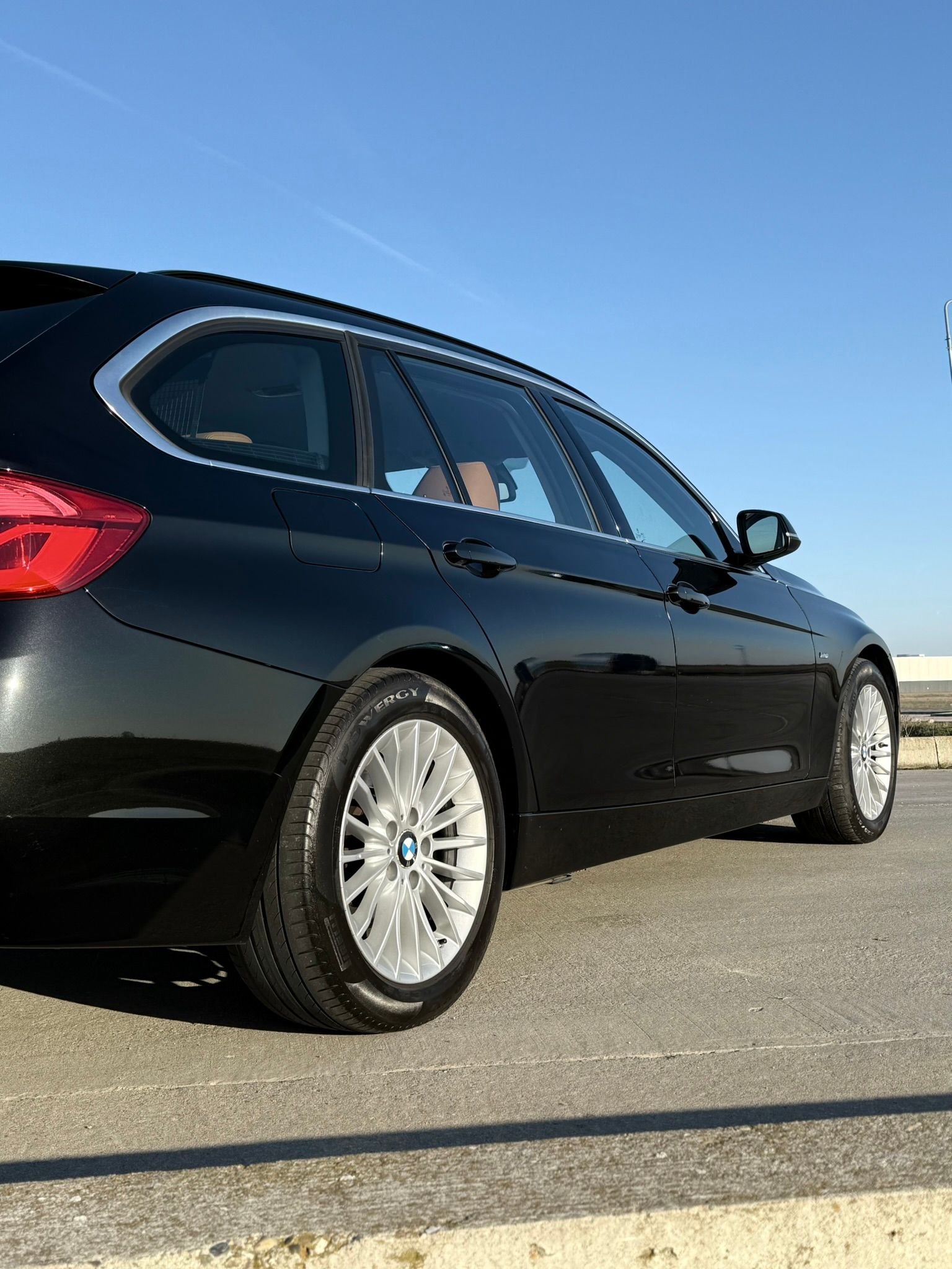 BMW Seria 3 Luxury Negru, vedere spate semi profil, stopuri led