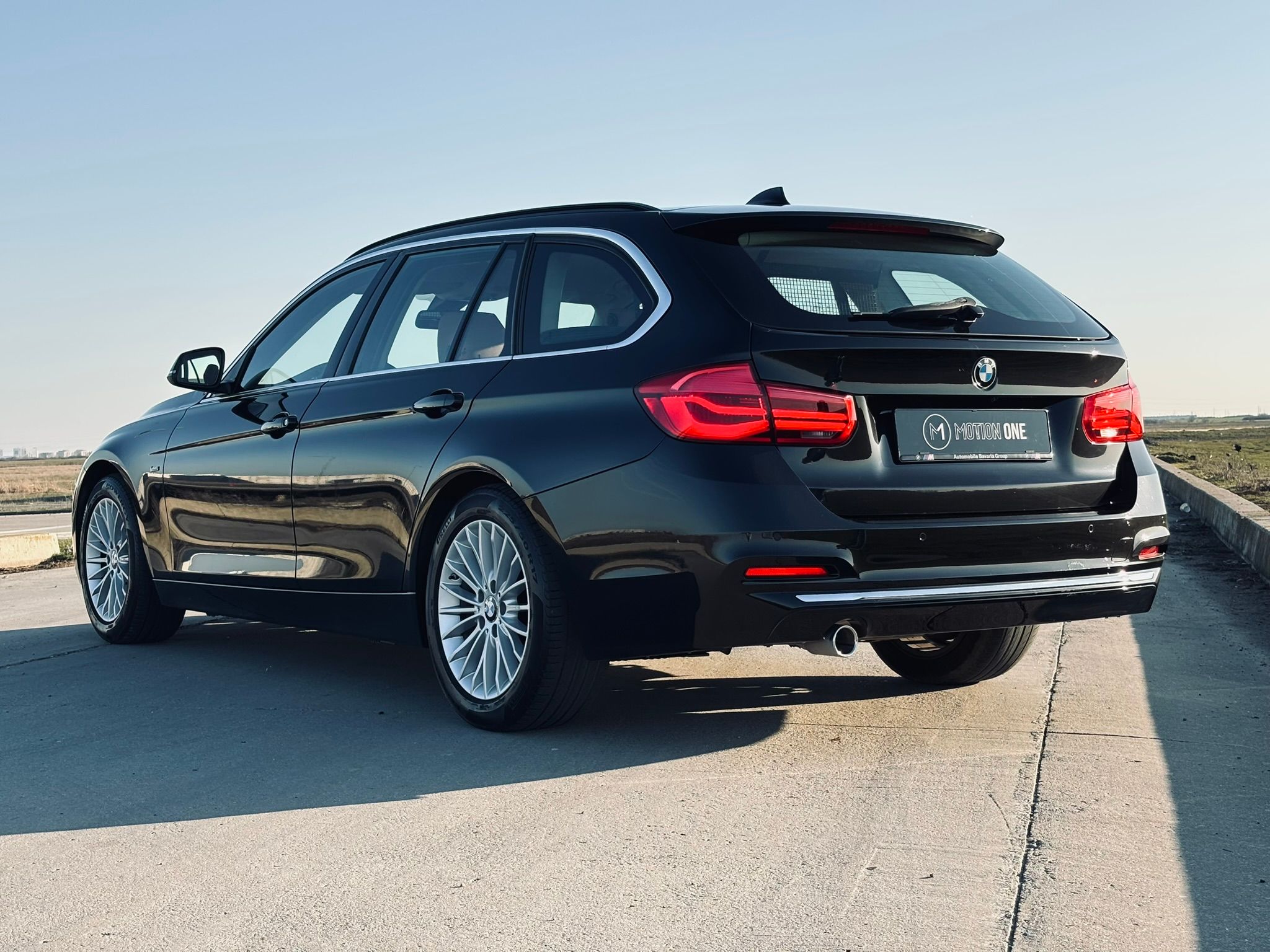 BMW Seria 3 Luxury Negru, vedere spate trei sferturi, stopuri led