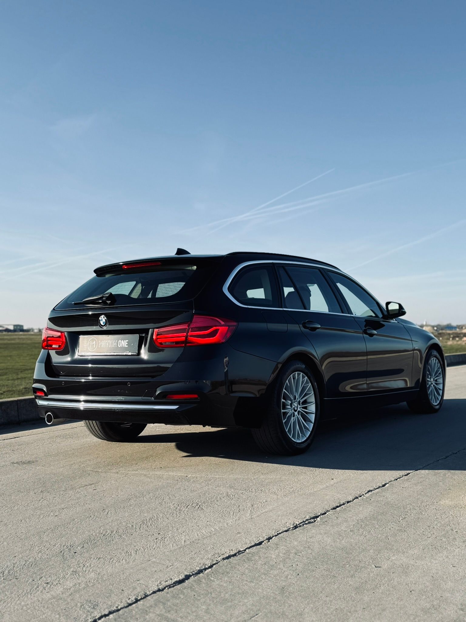 BMW Seria 3 Luxury Negru, vedere spate trei sferturi, stopuri led