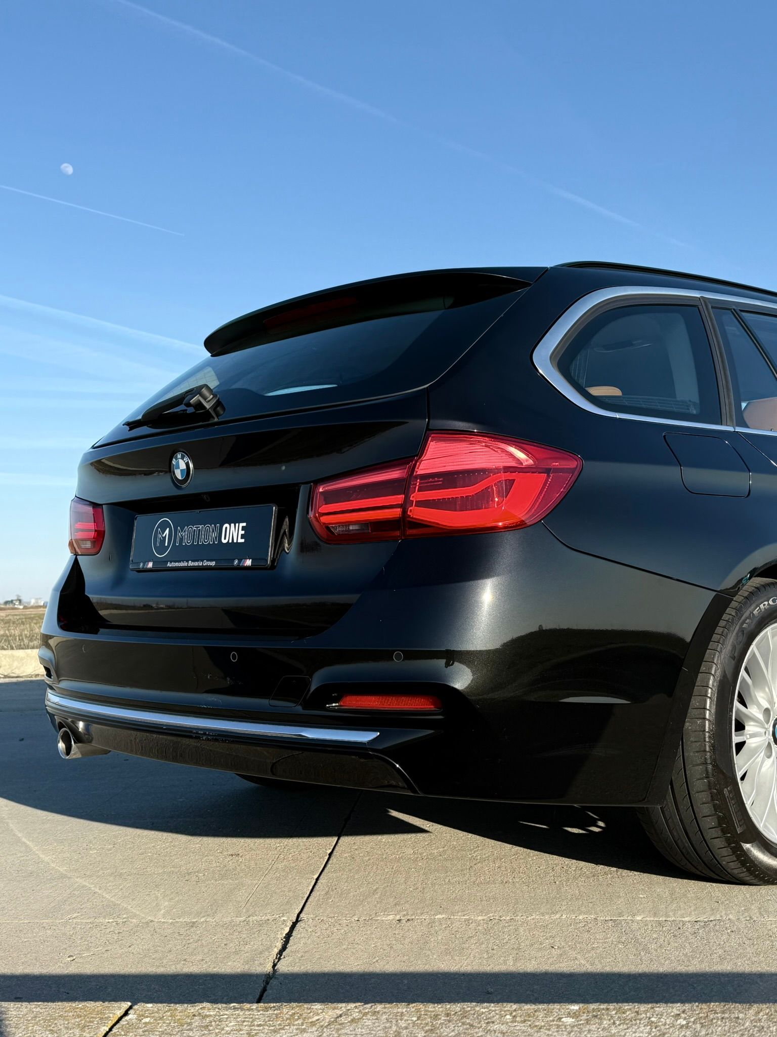 BMW Seria 3 Luxury Negru, vedere spate portbagaj, stopuri led