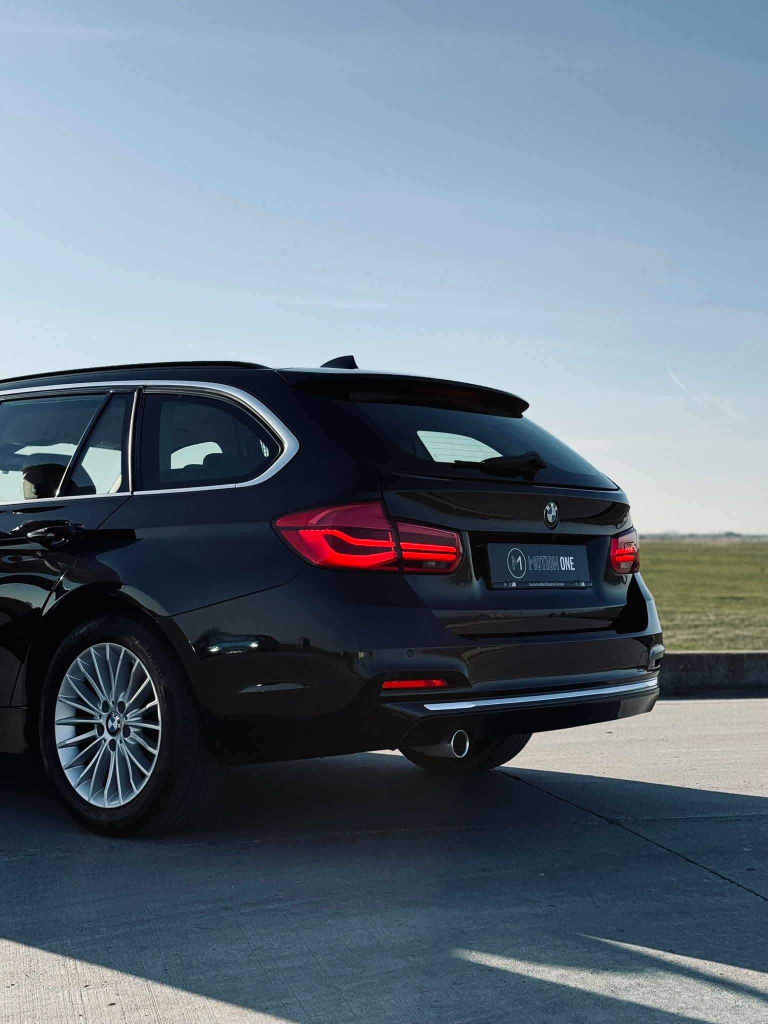 BMW Seria 3 Luxury Negru, vedere spate portbagaj, stopuri led