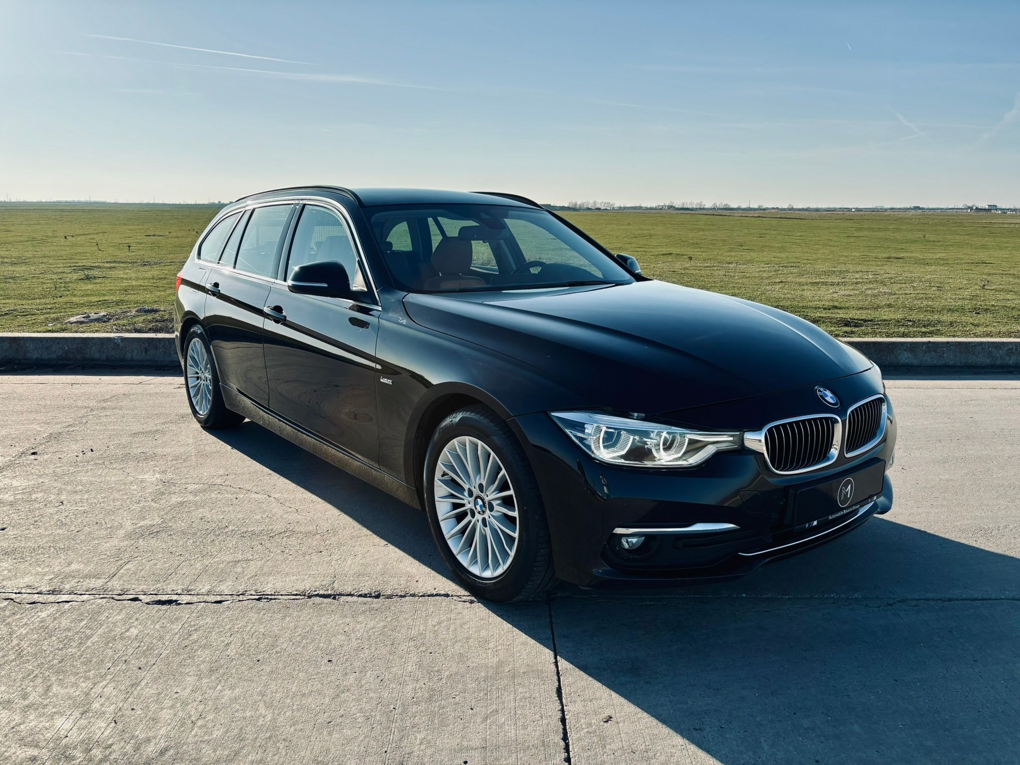 BMW Seria 3 Luxury Negru, vedere față trei sferturi, faruri led