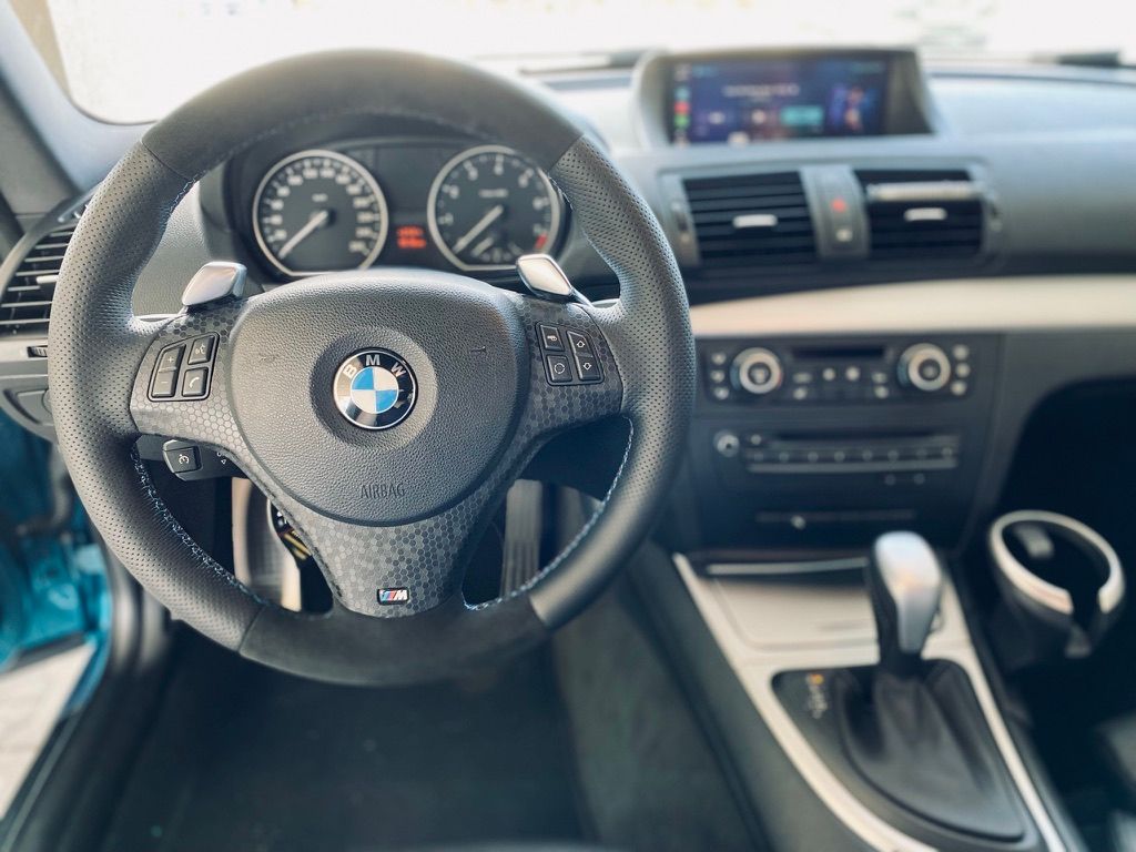 Cockpit BMW Seria 1 Coupé volan M, nappa și alcantara, Navigație CIC cu CarPlay, nucă M performance
