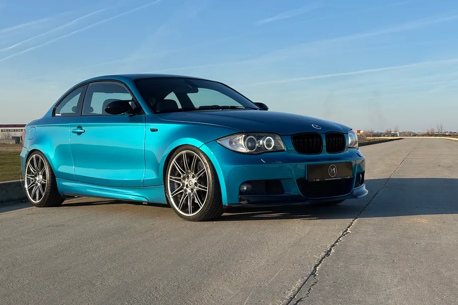 BMW Seria 1 Coupé Atlantis, M Pack, vedere față, trei sferturi, jante M